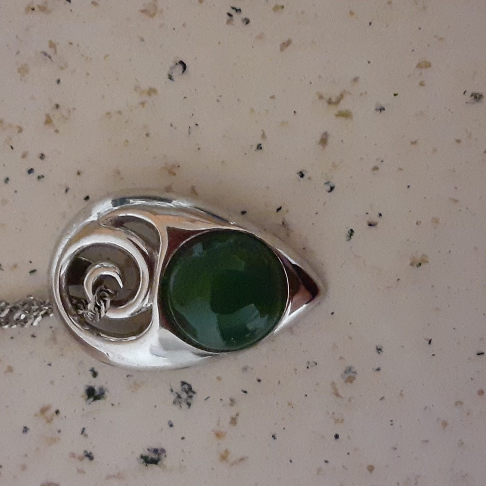 Silver Alaskan jade pendant with 18" chain. - Picture 2 of 6